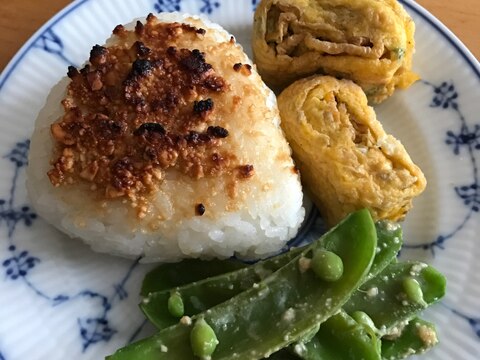 焼きおむすびと卵焼きの朝ごはんプレート